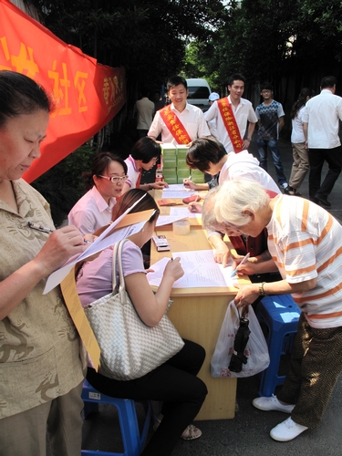 “保险进社区、春风暖人家”